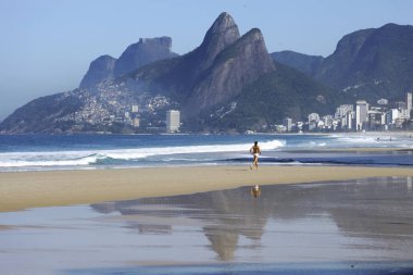 Runner, beach, Rio de Janeiro