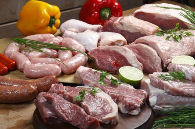 Ham ızgara sosis ve farklı et, ürün yelpazesine görünümü kapatın