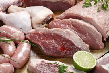 Ham ızgara sosis ve farklı et, ürün yelpazesine görünümü kapatın