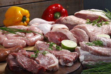 Ham ızgara sosis ve farklı et, ürün yelpazesine görünümü kapatın