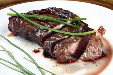 Picanha, ahşap tahta üzerinde geleneksel Brezilya sığır eti