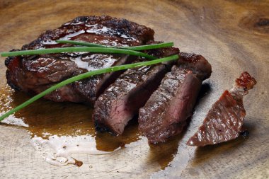 Picanha, ahşap tahta üzerinde geleneksel Brezilya sığır eti