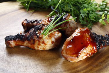 Kavrulmuş Tavuk budu karşı