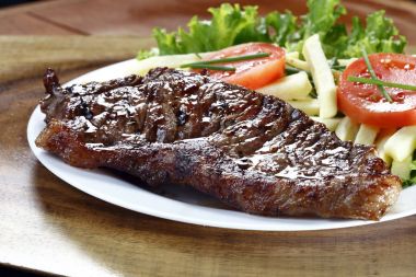Taze salata ile sıcak Picanha.