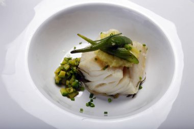 Beyaz tabakta lezzetli morina fileto