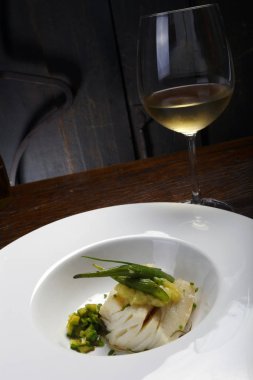 Beyaz tabakta lezzetli morina fileto