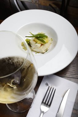 Beyaz tabakta lezzetli morina fileto