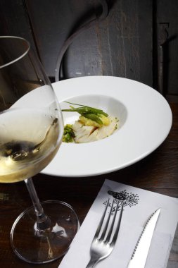 Beyaz tabakta lezzetli morina fileto