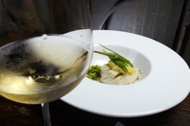 Beyaz tabakta lezzetli morina fileto