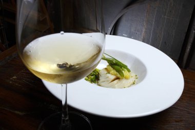 Beyaz tabakta lezzetli morina fileto