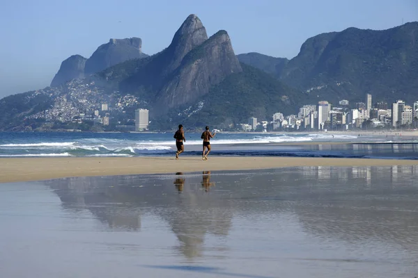 Futók Rio Janeiro Beach — Stock Fotó