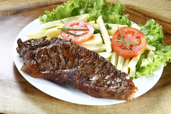 Picanha calda con insalata fresca . — Foto Stock