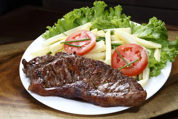 Picanha quente com salada fresca . — Fotografia de Stock