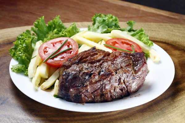 Picanha calda con insalata fresca . — Foto Stock