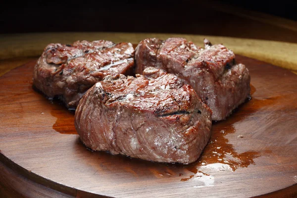 Gebraden Filet Tenderloins Houten Bord — Stockfoto