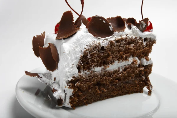 Leckerer Süßer Kuchen Mit Kirschen Und Schokolade — Stockfoto