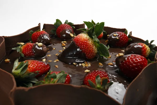 Tort czekoladowy na biały — Zdjęcie stockowe