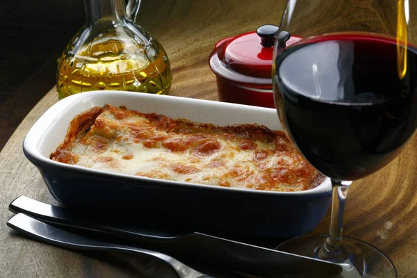 Lasagna Panggang Dengan Anggur Merah — Stok Foto