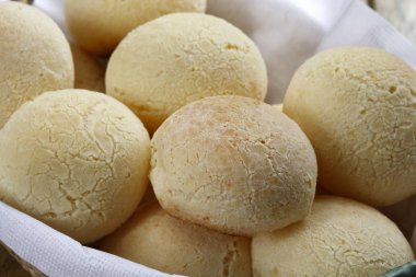 Taze yedeklenmiş peynir ekmek, görünümü kadar yakın