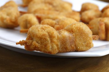 Ekmekli tavuk şiş plaka üzerinde