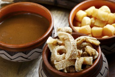 Kavrulmuş yağ, patates ve sos