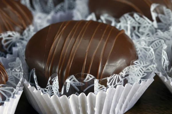 Dulces de chocolate en envoltura de papel verde — Foto de Stock