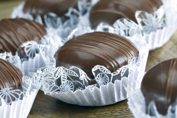 Doces de chocolate em papel verde embrulho — Fotografia de Stock