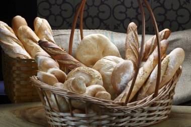 Taze çeşitli ekmek sepeti