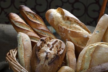 Taze çeşitli ekmek sepeti