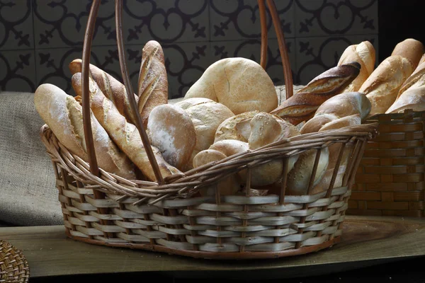 Taze Çeşitli Ekmek Sepeti — Stok fotoğraf