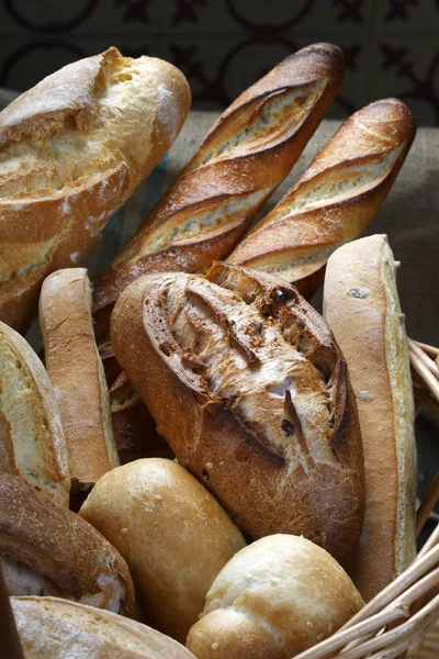 Keranjang Dari Berbagai Macam Roti Segar — Stok Foto