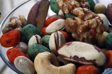 Farklı, renkli fındık karışımı