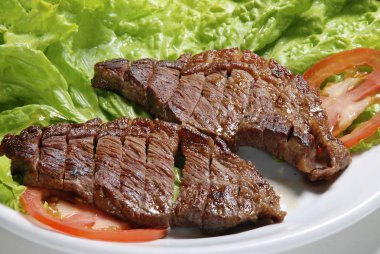 Domates ve salata yaprakları ile dilimlenmiş Picanha