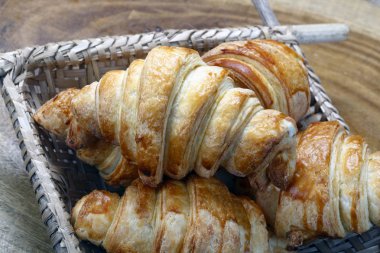 Taze yedeklenmiş kruvasan, görünümü kadar yakın
