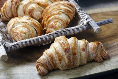 Taze yedeklenmiş kruvasan, görünümü kadar yakın