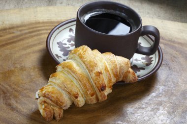 Kahve ve kruvasanla kahvaltı.