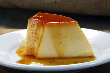 Yoğunlaştırılmış süt puding, görünümü kadar yakın