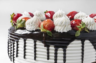 Çilek ile lezzetli parti pasta