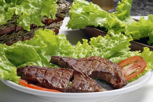 Gesneden Picanha Met Tomaten Salade Bladeren — Stockfoto