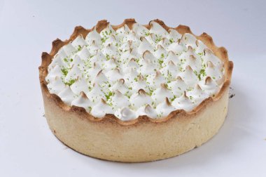 Krem şanti ve Çarkıfelek şurubu ile çikolatalı kek