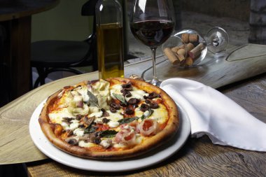 Erimiş peynirli sıcak pizza dilimi 