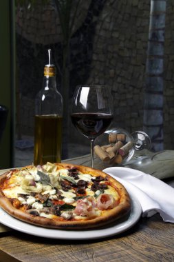 Erimiş peynirli sıcak pizza dilimi 