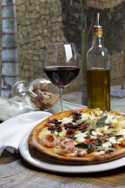 Erimiş peynirli sıcak pizza dilimi 