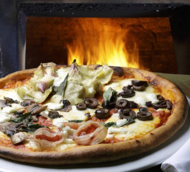 Erimiş peynirli sıcak pizza dilimi 