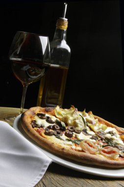 Erimiş peynirli sıcak pizza dilimi 