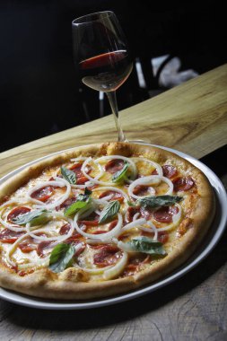 Erimiş peynirli sıcak pizza dilimi 