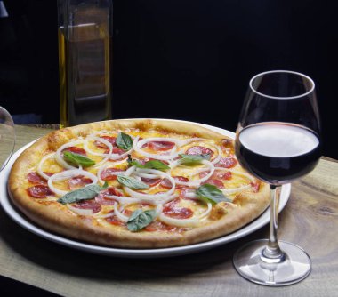 Erimiş peynirli sıcak pizza dilimi 