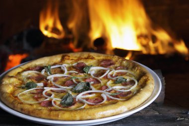 Erimiş peynirli sıcak pizza dilimi 