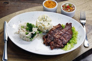 ızgara biftek salata ve garnitür