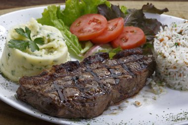 patates püresi, pirinç ve sebze ızgara biftek